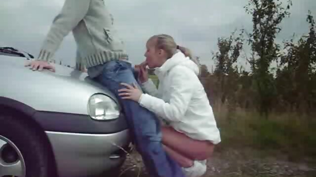 حیرت انگیز :  نوجوان لیٹنا سگسی روسی چل رہی ہے اور fucks اجنبی کی گاڑی میں فحش ویڈیو 