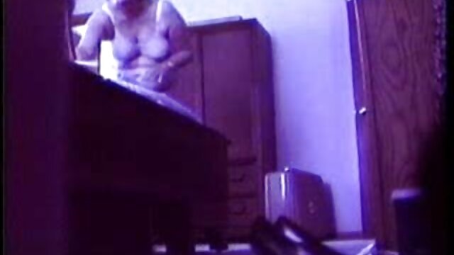 حیرت انگیز :  خوبصورت Brunette کاپراس فیلم سکسی روسی Threesome کے فحش ویڈیو 
